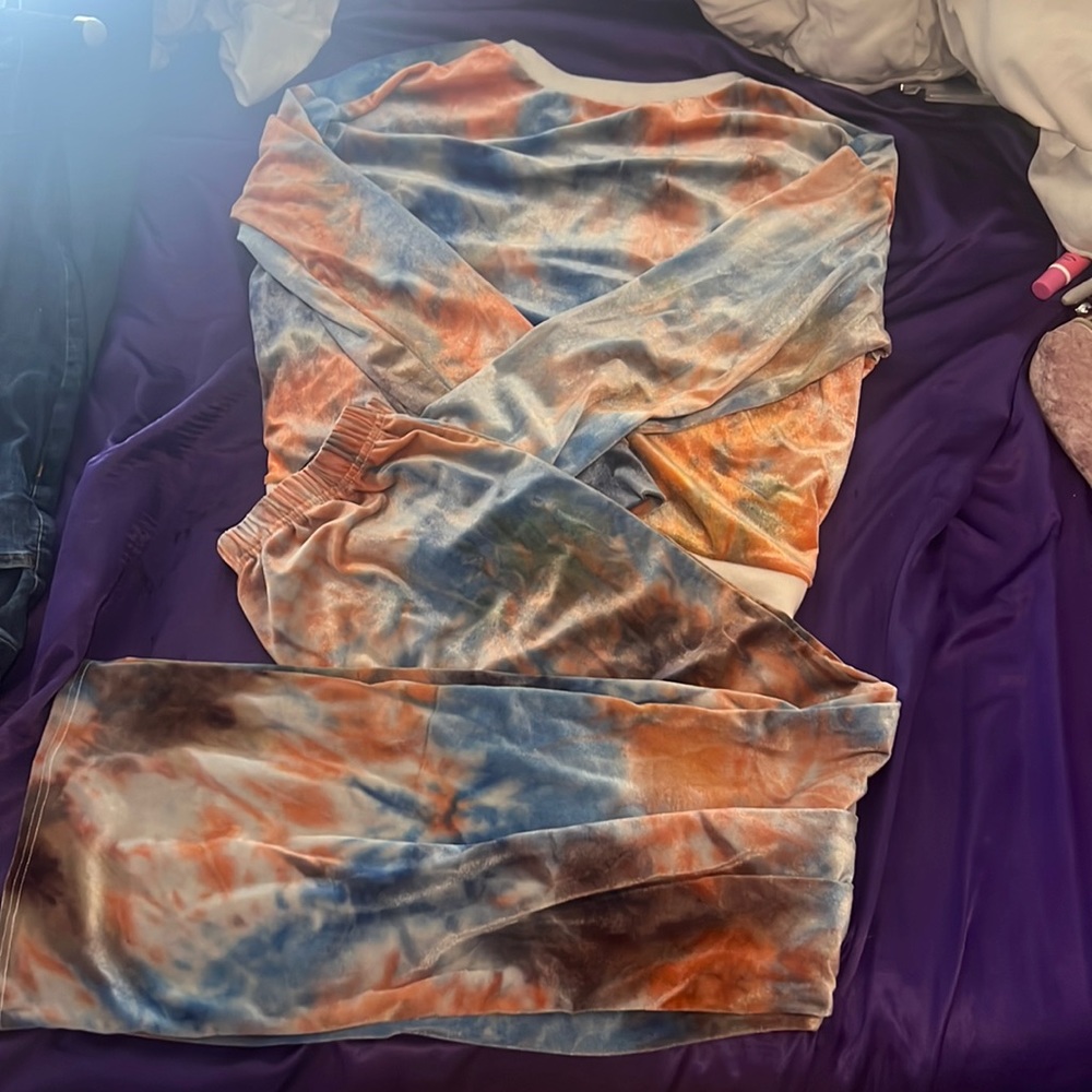 Size large, tiedie